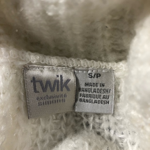 Soft small white sweater - Picture 3 of 3